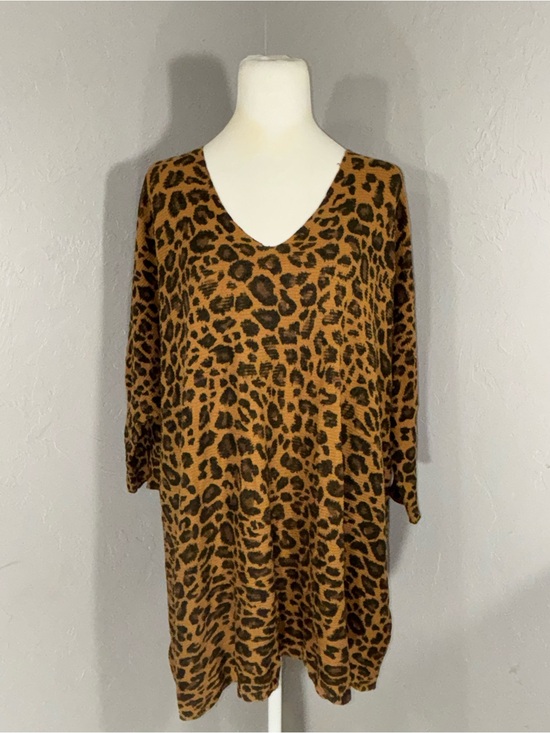 Time and Tru Sweaters - Time and Tru Leopard Print V-Neck Tunic Sweater in Brown and Black